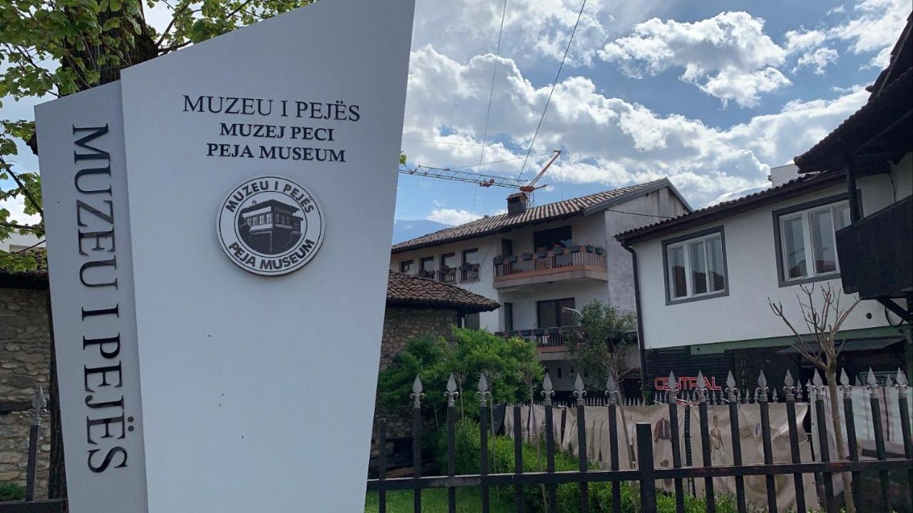 Central Hostel Peje Bagian luar foto